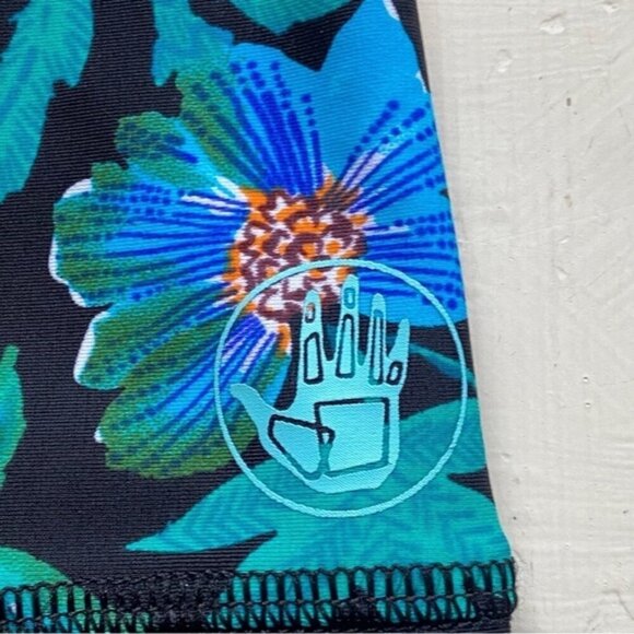 Body Glove Woman XS  Rash Gaurd Long Sleeve Crew Neck Tropical Shirt UPF 50+ - Picture 8 of 13